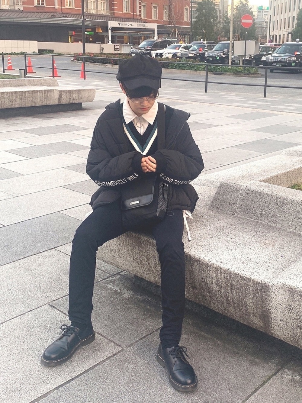 「お洒落さんとつながりたい、いいね、save、フォローお願いします🤑、ブラック、黒、ニットベスト、ダウンジャケット、キャスケット、プチプラ、カジュアルコーデ、シンプルコーデ」｜「サンキューマートのアイテム（キャスケット、ブラック系）」を使った、えるもさん（メンズ・174cm）の冬コーディネートの1枚目の写真