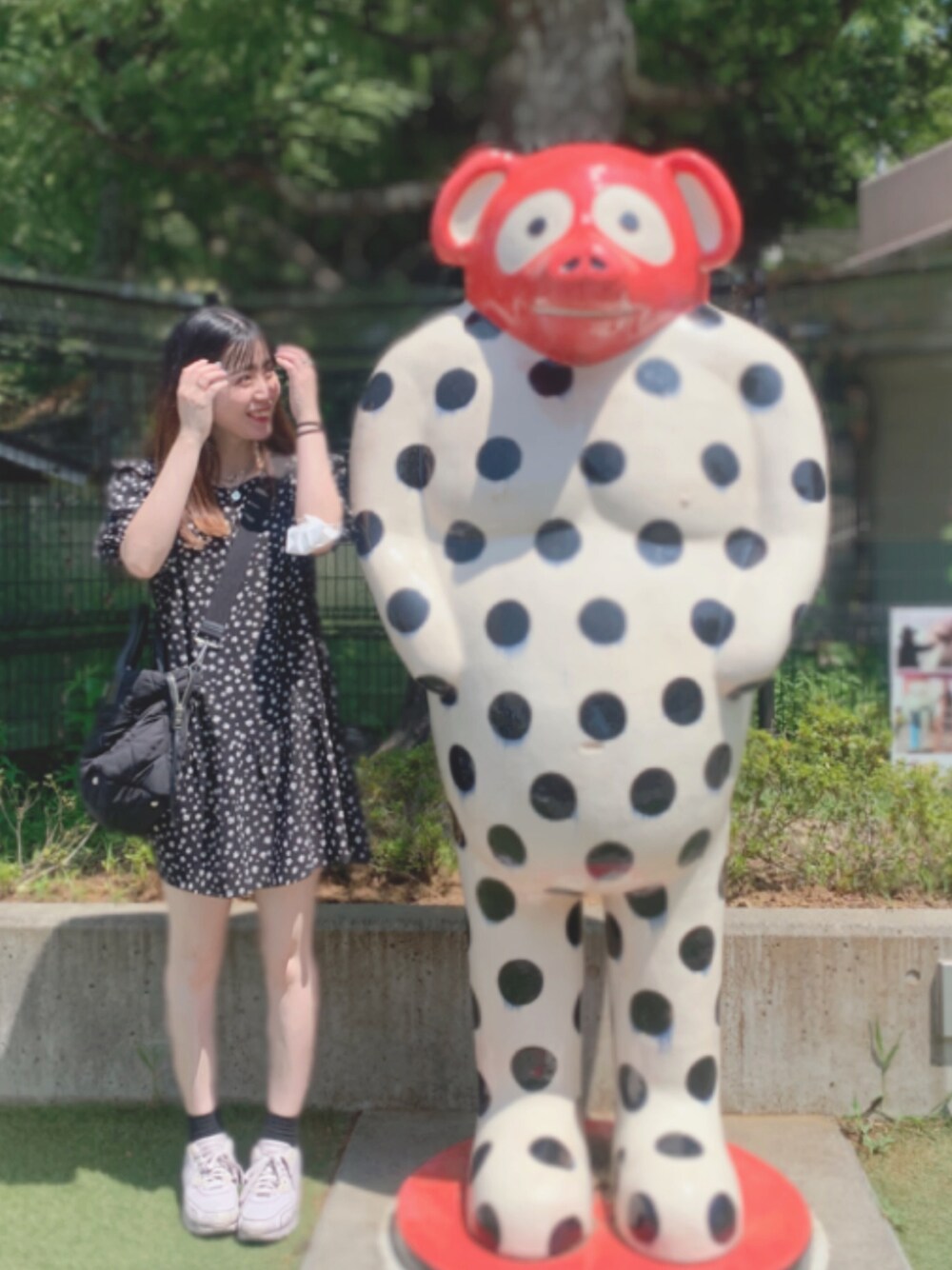 「花柄、ワンピース、ナイキエアマックス」｜「H&Mのアイテム（ワンピース、ブラック系）」を使った、もぇさん（レディース・161cm）の秋コーディネートの1枚目の写真