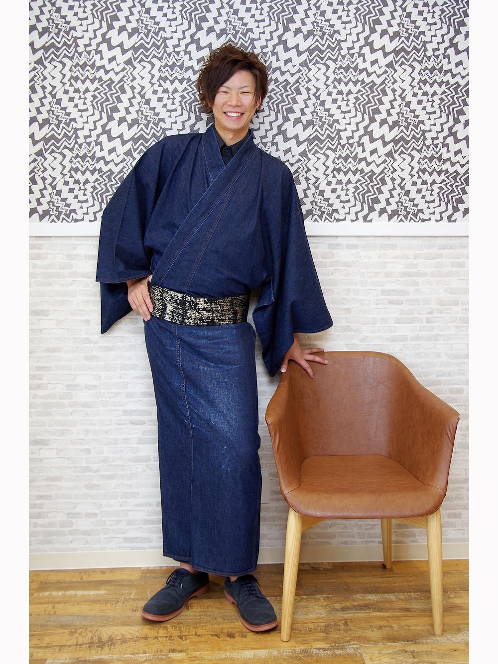 ブルー系の浴衣を着用したメンズの秋コーディネートの1枚目の写真