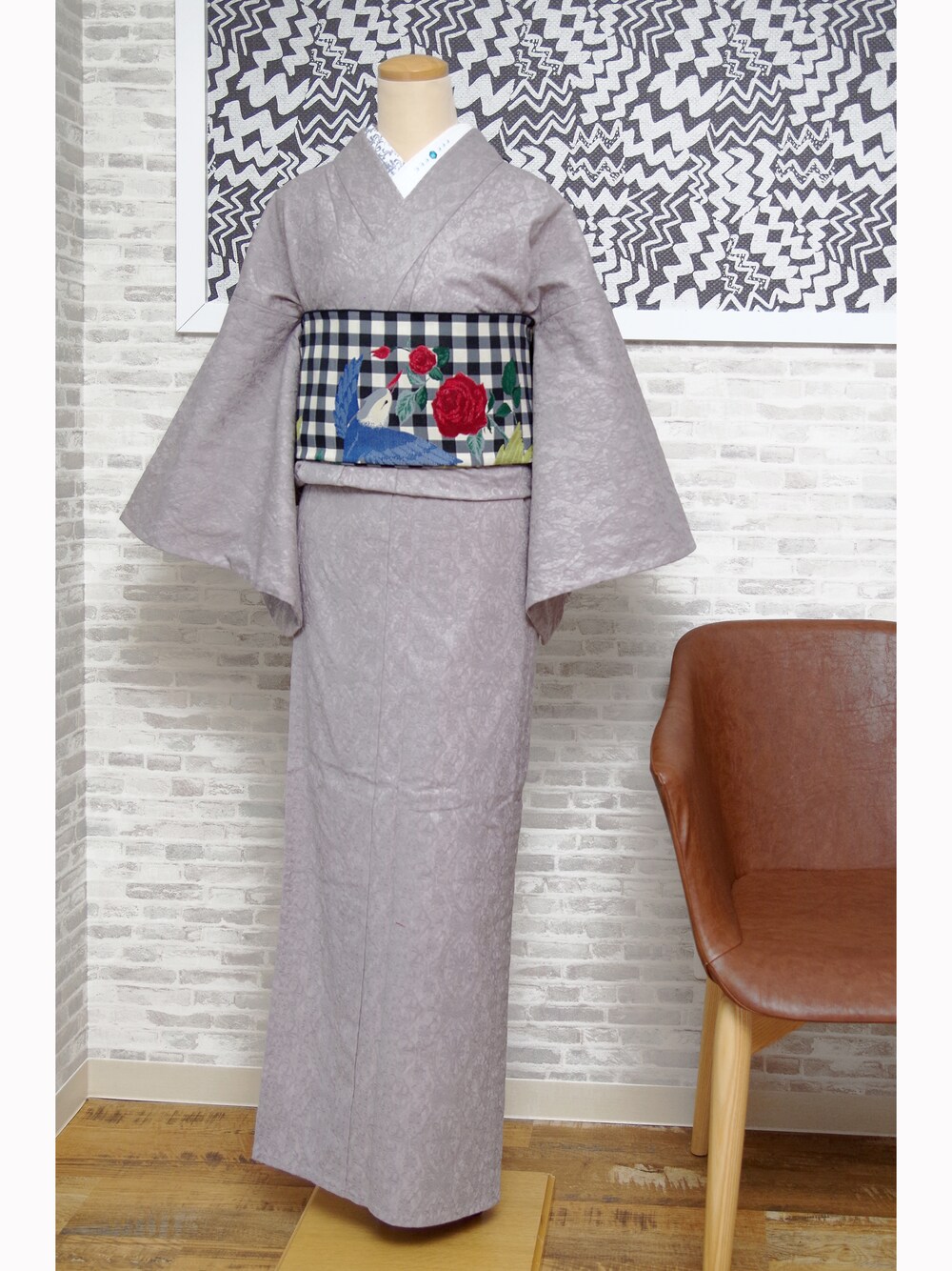 グレー系の浴衣を着用したレディースの冬コーディネートの1枚目の写真