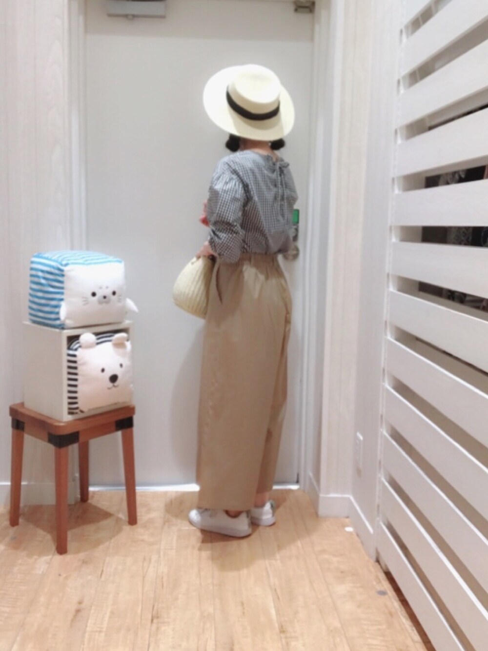 「カジュアルコーデ、休日スタイル、プチプラコーデ、スニーカー、オトナ女子、ベイカーパンツ、ギンガムチェック、カンカン帽、かごバッグ、シューラルー」｜「DRESKIPの防シワレースアップネックブラウス（シャツ/ブラウス、ブラック系）」を使った、かとりさん（レディース・161cm）の春コーディネートの1枚目の写真