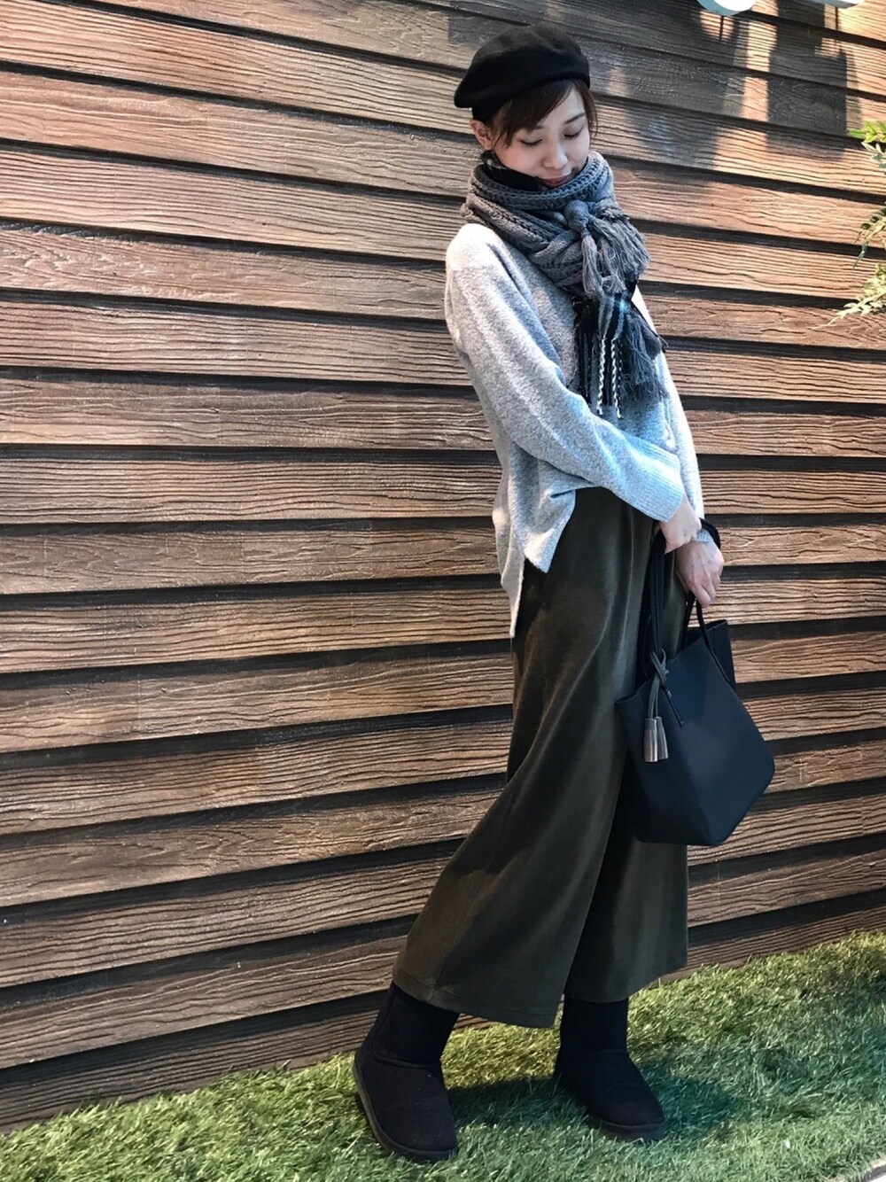 ブラック系のブーツ、グリーン系のその他パンツ、ブラック系のトートバッグを着用したレディースの冬コーディネートの1枚目の写真