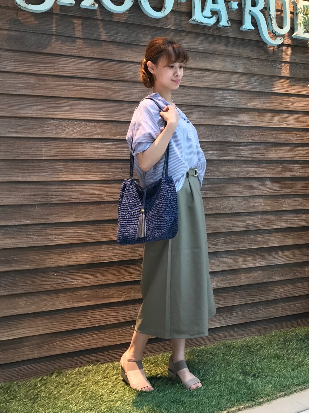グリーン系のその他パンツ、ベージュ系のサンダル、ブルー系のトートバッグを着用したレディースの夏コーディネートの1枚目の写真