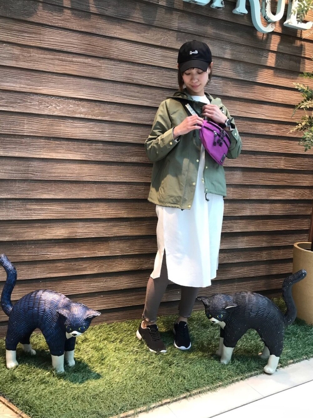 「シンプルコーデ、春コーデ、プチプラコーデ、シューラルー、ワンピース、マウンテンパーカー、ウエストポーチ、ボディバッグ、ドレスキップ、白」｜「DRESKIPのワッフルロングワンピ（ワンピース、ホワイト系）」を使った、hassssyさん（レディース・168cm）の春コーディネートの1枚目の写真