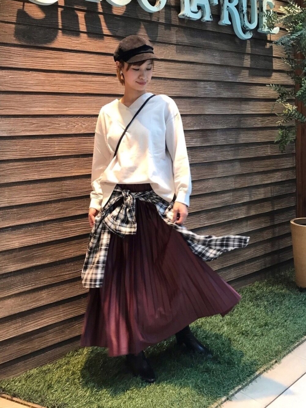 「デリシャツ、USAコットン、シューラルー、シューラルー(SHOO・LA・RUE)、ラクチンコーデ、チェックシャツ、スカート、アラサー、アラフォー、ママコーデ」｜「DRESKIPのストレッチバックジップブーツ（ブーツ、ブラック系）」を使った、hassssyさん（レディース・168cm）の秋コーディネートの1枚目の写真