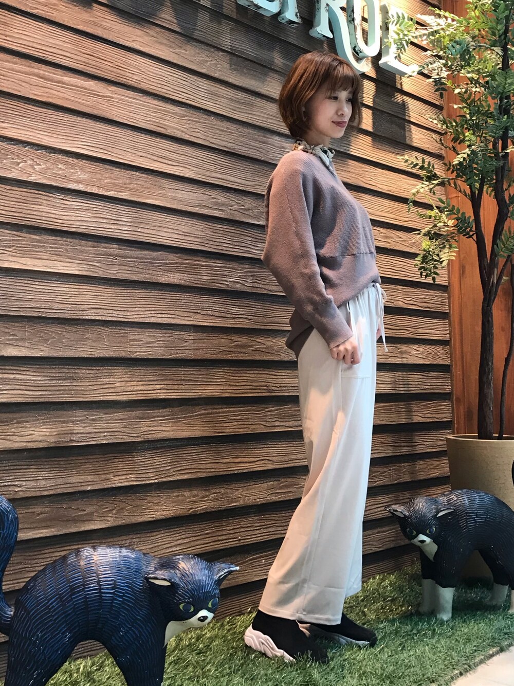 「オトナ女子、休日コーデ、ゆるコーデ、大人コーデ、シューラルー、もちもちニット、ニット、ベージュ、スカーフ、おうちファッション」｜「SHOO・LA・RUEのベロア風イージーワイドパンツ（その他パンツ、ホワイト系）」を使った、hassssyさん（レディース・168cm）の秋コーディネートの1枚目の写真