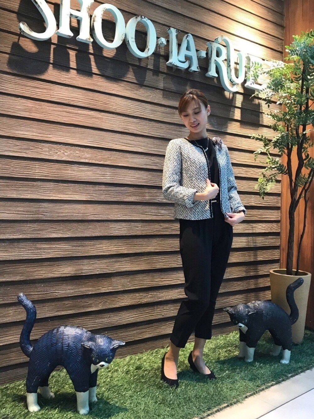 「シューラルー、セレモニー、入学式、卒園式、入園式、卒業式、着回しコーデ、パンツスタイル、ジャケット、ノーカラージャケット」｜「SHOO・LA・RUEの【S-5L/ママスーツ/入卒】ネオリッチツイードジャケット（ノーカラージャケット、ブラック系）」を使った、hassssyさん（レディース・168cm）の秋コーディネートの1枚目の写真