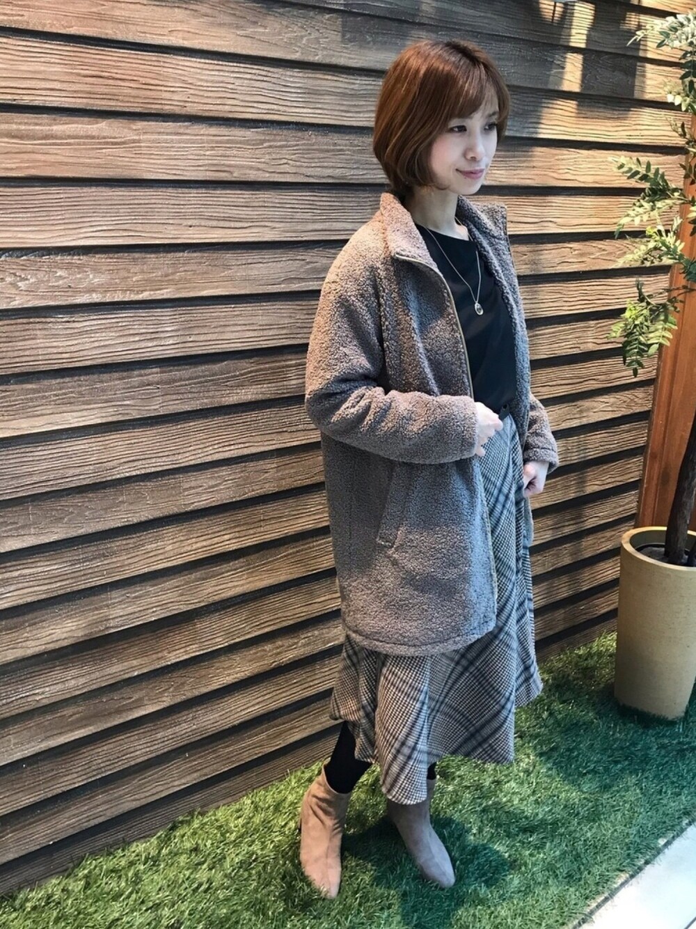「休日コーデ、オトナカジュアル、シューラルー、シューラルー(SHOO・LA・RUE)、シンプルコーデ、大人女子、女子会、スカート、チェック、おしゃれさんと繋がりたい」｜「DRESKIPのアイテム（ジャケット/アウター、ベージュ系）」を使った、hassssyさん（レディース・168cm）の冬コーディネートの1枚目の写真