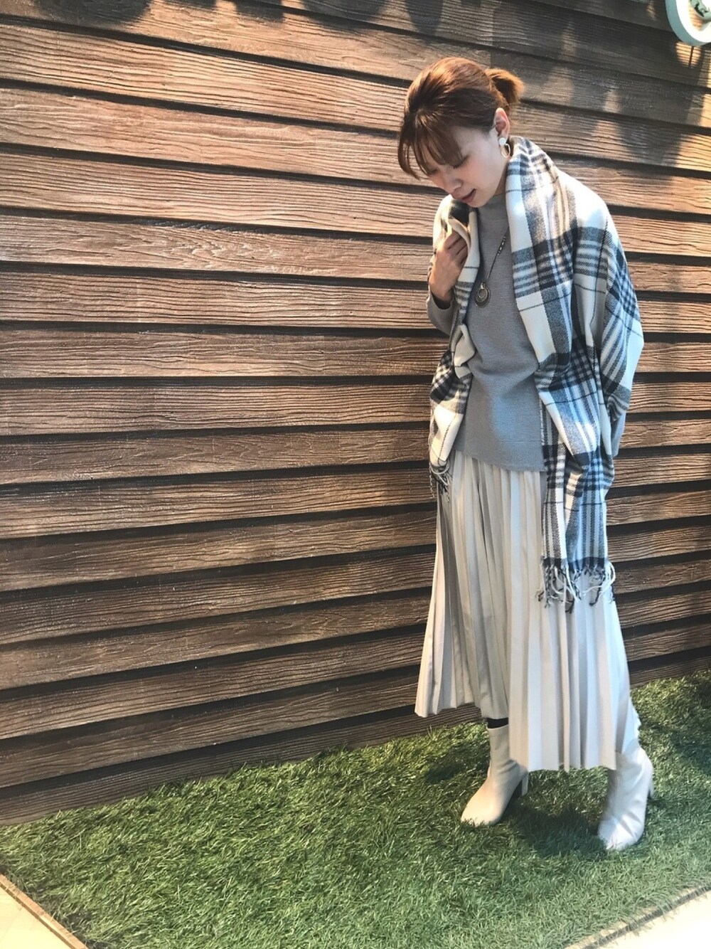 「きれいめカジュアル、オトナカジュアル、プリーツスカート、白、シューラルー、シューラルー(SHOO・LA・RUE)、ニット、着回しコーデ、デート、キレイめ」｜「Cutie Blondeの【S-L】レザーフィールプリーツスカート（スカート、レッド系）」を使った、hassssyさん（レディース・168cm）の冬コーディネートの1枚目の写真