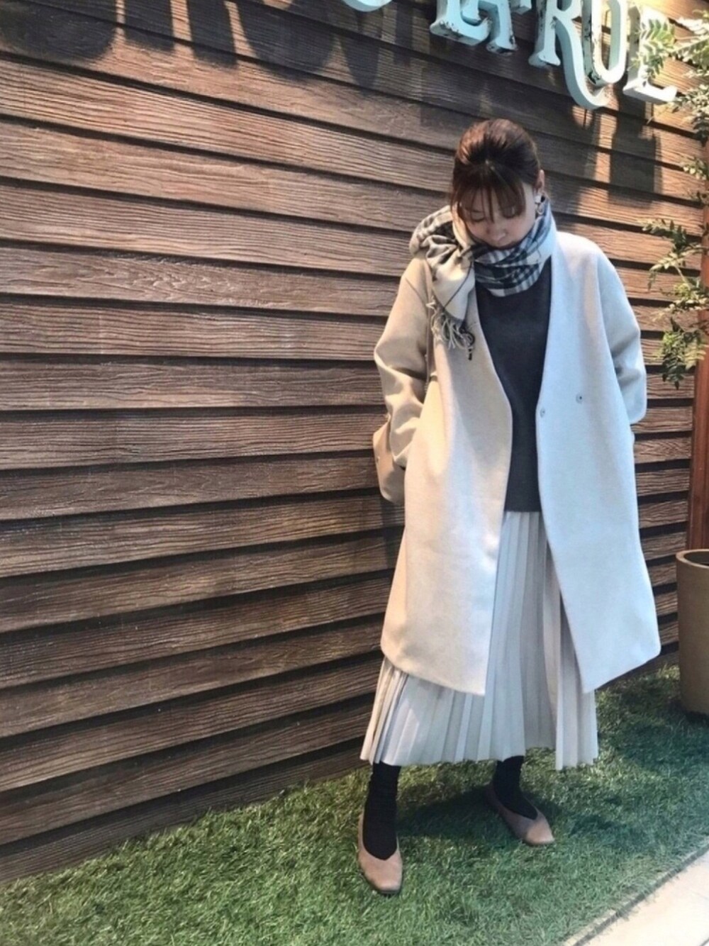 「大人女子、ゆるコーデ、ニット、スカート、着回しコーデ、シューラルー、シューラルー(SHOO・LA・RUE)、プリーツスカート、チェック、コート」｜「DRESKIPの【M-L】起毛カットVネックコート（ノーカラーコート、ベージュ系）」を使った、hassssyさん（レディース・168cm）の冬コーディネートの1枚目の写真