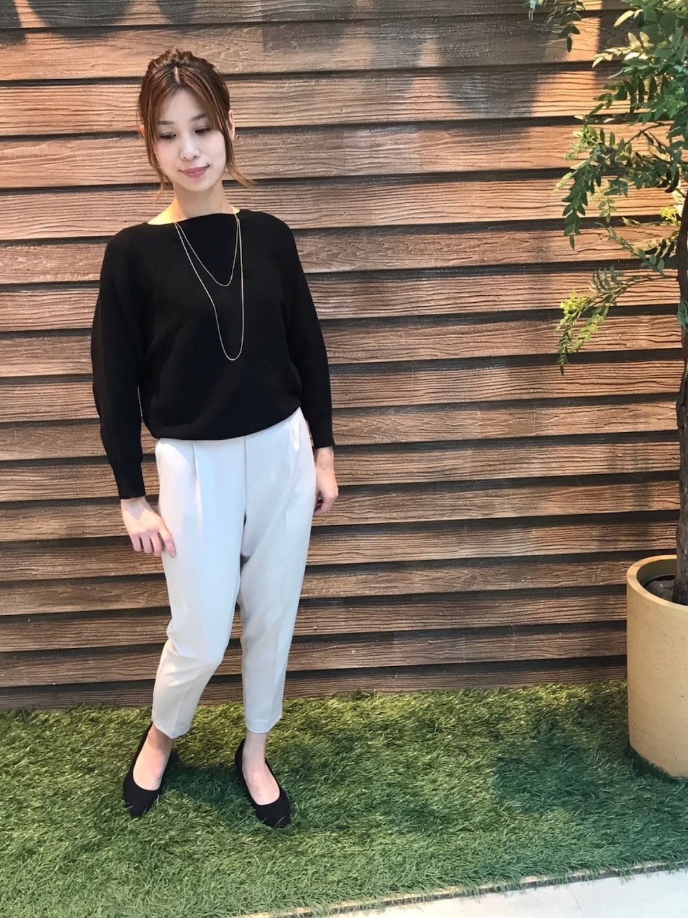 「年末WEAR感謝祭、大人コーデ、パンツスタイル、お仕事コーデ、シューラルー、シューラルー(SHOO・LA・RUE)、いいね、save、フォローお願いします🤑、モノトーン、大人女子、ニット」｜「SHOO・LA・RUEの【S-4L/ママスーツ/入卒/洗濯機可/2WAYストレッチ】ダブルクロスセンタープレステーパード（その他パンツ、ベージュ系）」を使った、hassssyさん（レディース・168cm）の冬コーディネートの1枚目の写真