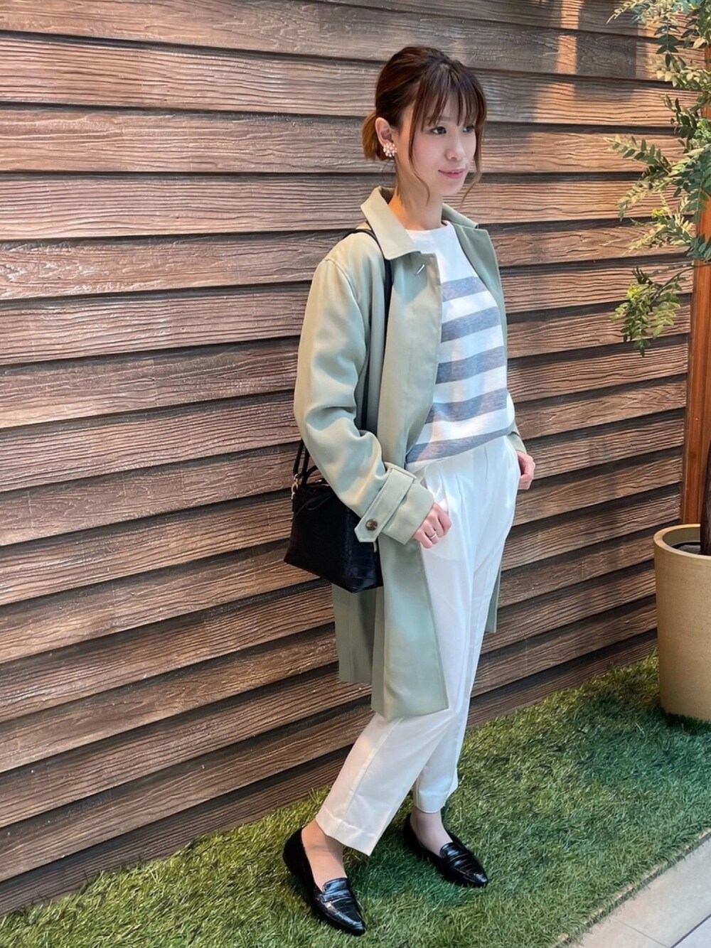 「シンプルコーデ、オトナカジュアル、プチプラ、白パンツ、カジュアル、パステル映える春、シューラルー、シューラルー(SHOO・LA・RUE)、きれいめカジュアル、オトナ女子」｜「DRESKIPの【中敷き制菌/防臭】ア－モンドトウフラット（その他シューズ、ブラック系）」を使った、hassssyさん（レディース・168cm）の春コーディネートの1枚目の写真