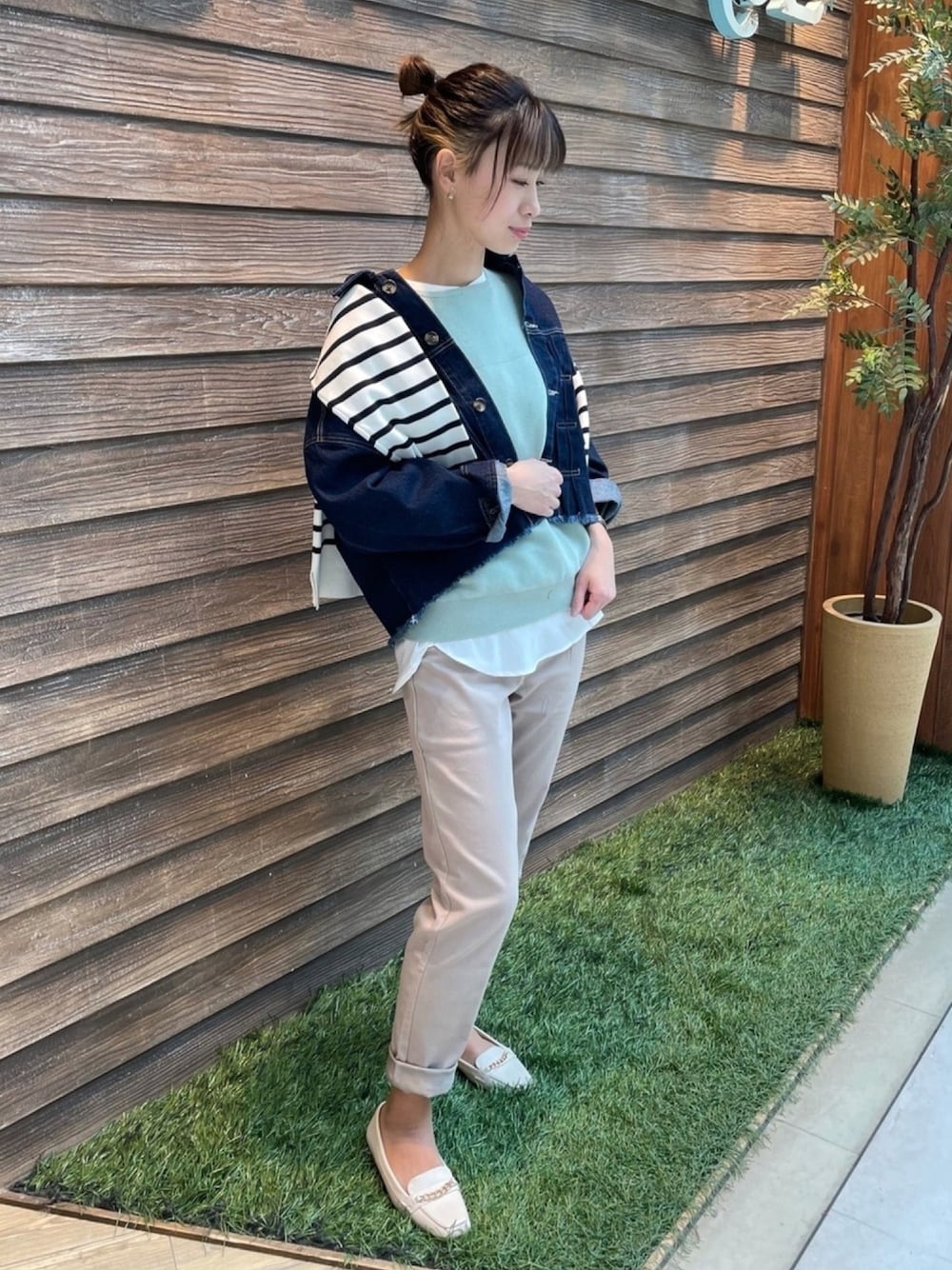 「大人カジュアル、大人女子、パンツコーデ、シンプル、シューラルー、シューラルー(SHOO・LA・RUE)、フラットシューズ、デニム、デニムジャケット」｜「DRESKIPのチェーンローファー（ドレスシューズ、ホワイト系）」を使った、hassssyさん（レディース・168cm）の春コーディネートの1枚目の写真