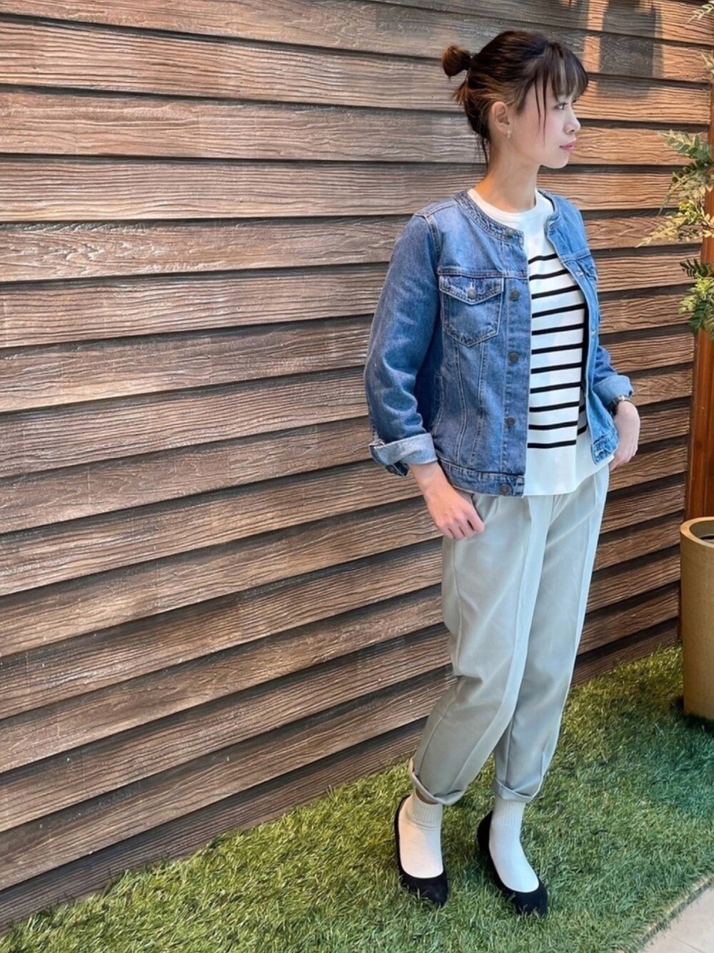 「春、パンツコーデ、シンプルスタイル、ミントグリーン、デニムジャケット、シューラルー、シューラルー(SHOO・LA・RUE)、ボーダー、カラーパンツ、春コーデ」｜「DRESKIPのサスティナブル ノ－カラ－Gジャン（デニムジャケット、グレー系）」を使った、hassssyさん（レディース・168cm）の春コーディネートの1枚目の写真