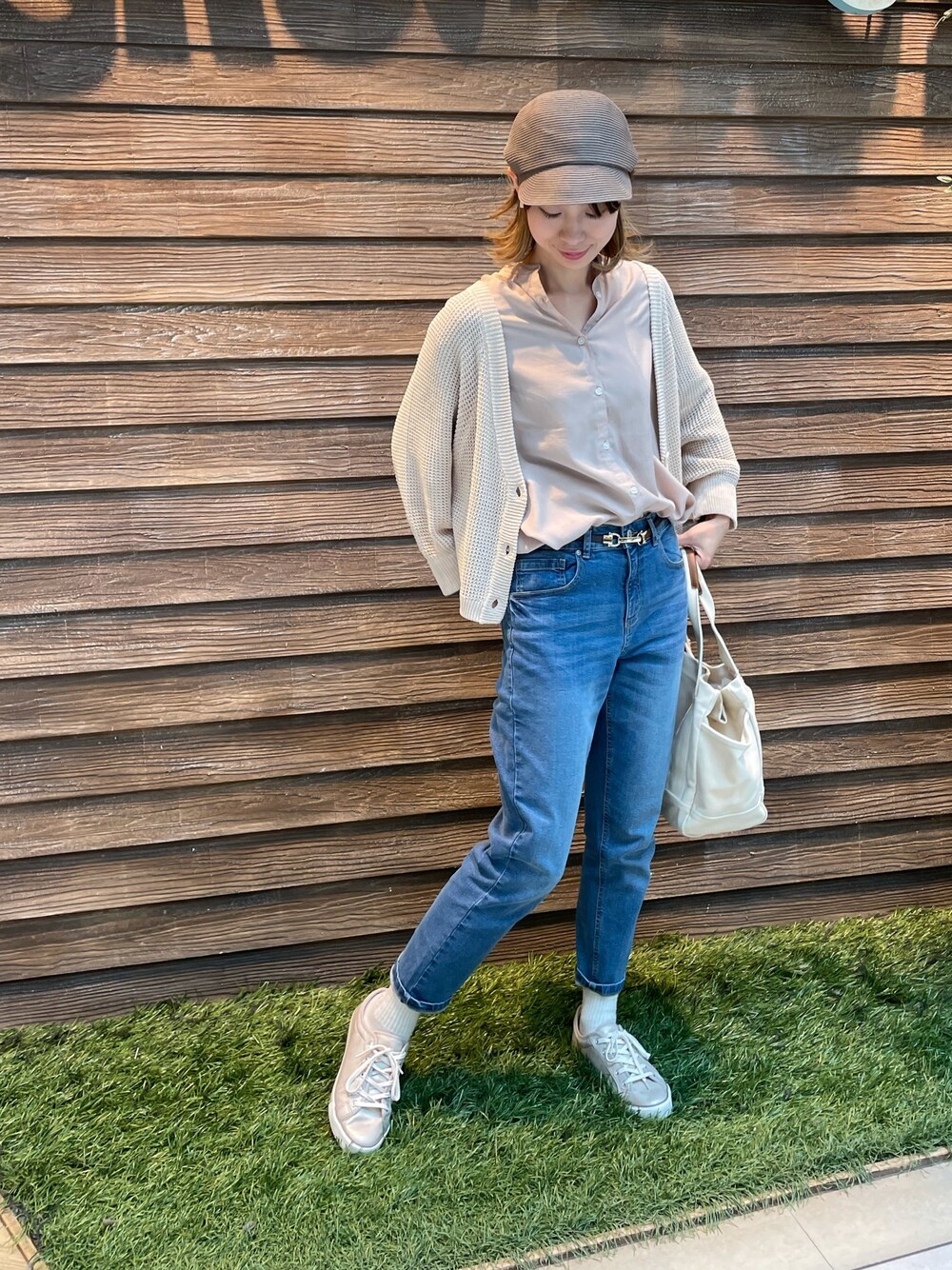 「春、シンプルコーデ、ベージュ、大人カジュアル、パンツスタイル、大人コーデ、シューラルー、シューラルー(SHOO・LA・RUE)、プチプラ、ootd」｜「Cutie Blondeの【M-L】メッシュ柄ショートカーディガン（カーディガン/ボレロ、ベージュ系）」を使った、hassssyさん（レディース・168cm）の春コーディネートの1枚目の写真