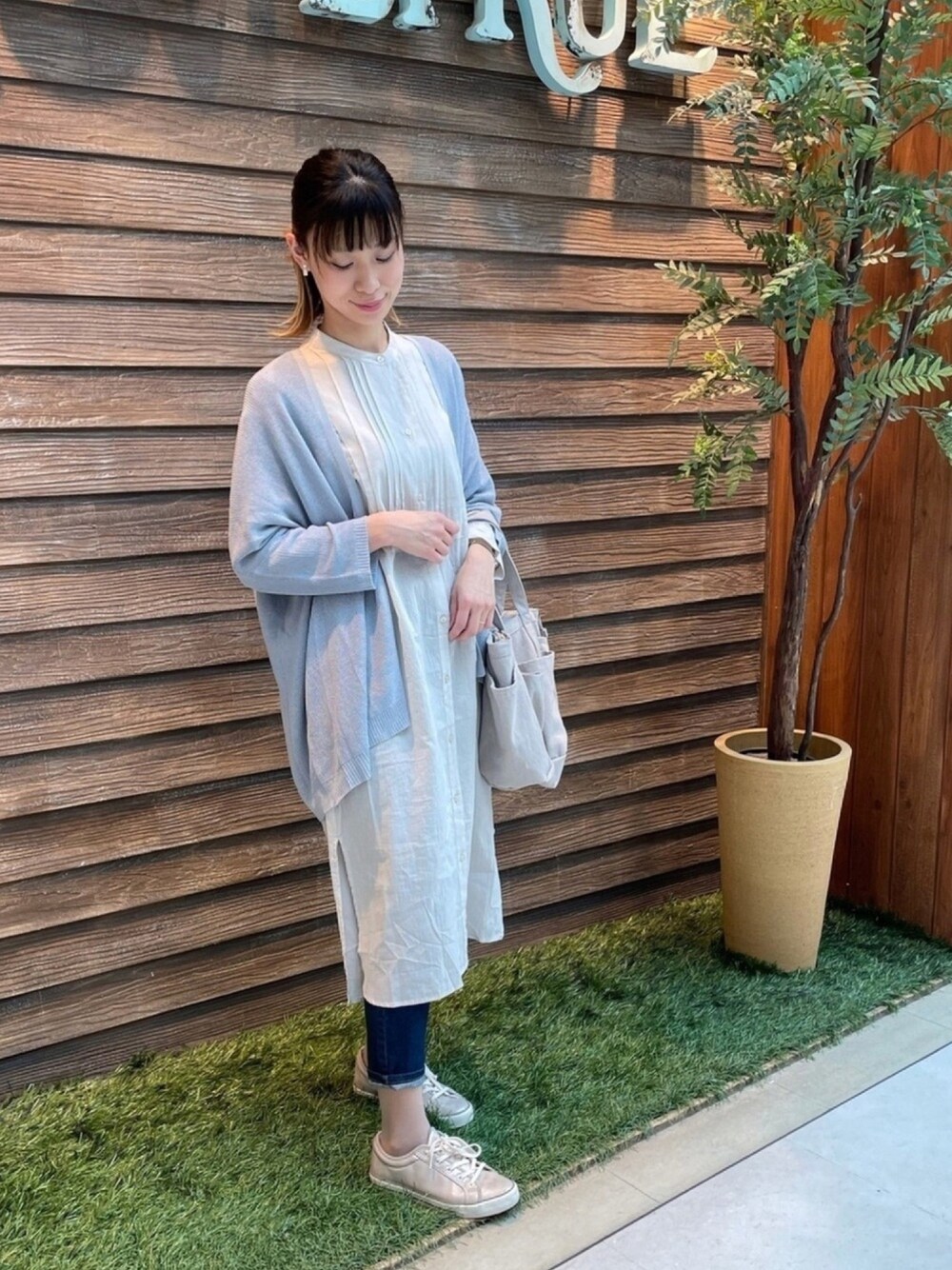 「大人カジュアル、春、オトナ女子、リラックススタイル、シャツワンピース、デニム、アイボリー、シューラルー、シューラルー(SHOO・LA・RUE)、カーディガン」｜「SHOO・LA・RUEの【人間工学】シューらくエコレザースニーカー（スニーカー、ゴールド系）」を使った、hassssyさん（レディース・168cm）の春コーディネートの1枚目の写真