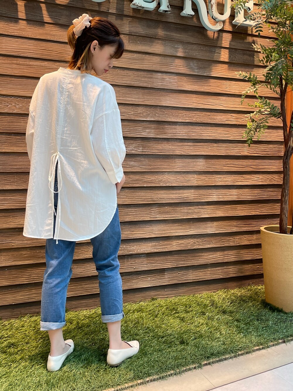 「大人カジュアル、ラクチンコーデ、ラフ、プチプラコーデ、リラックススタイル、シャツスタイル、デニム、シューラルー、シューラルー(SHOO・LA・RUE)、ootd」｜「SHOO・LA・RUEのバックリボンシャツチュニック（シャツ/ブラウス、ホワイト系）」を使った、hassssyさん（レディース・168cm）の春コーディネートの1枚目の写真
