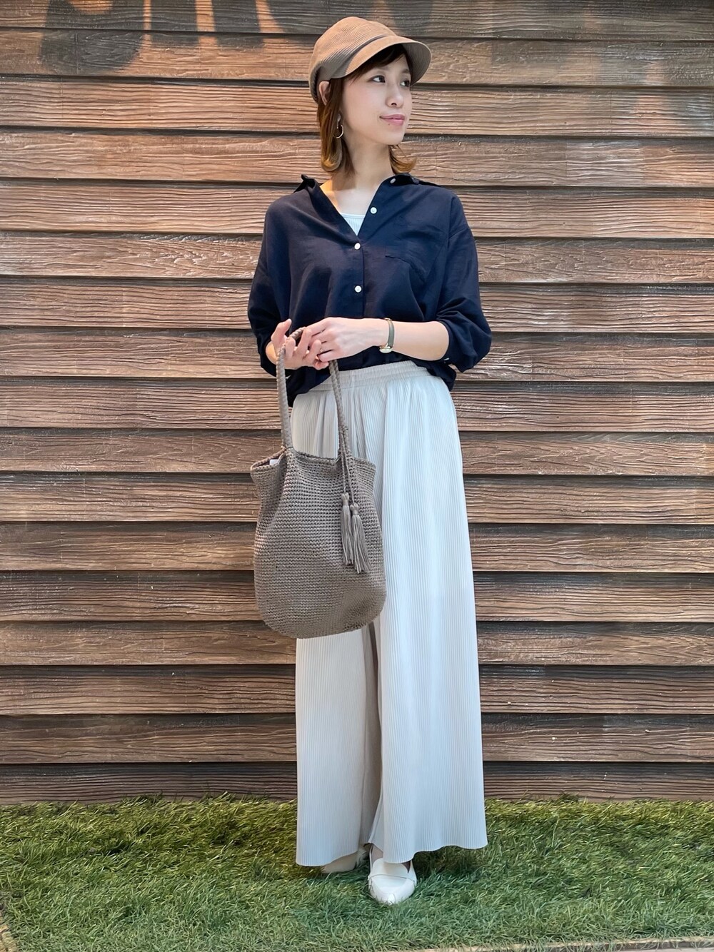 「大人カジュアル、ラクチンコーデ、プチプラコーデ、リラックススタイル、きれいめカジュアル、シャツスタイル、シューラルー、シューラルー(SHOO・LA・RUE)、パンツ、おしゃれさんと繋がりたい」｜「Cutie Blondeの【S-L】プリーツカットパンツ（その他パンツ、ホワイト系）」を使った、hassssyさん（レディース・168cm）の春コーディネートの1枚目の写真