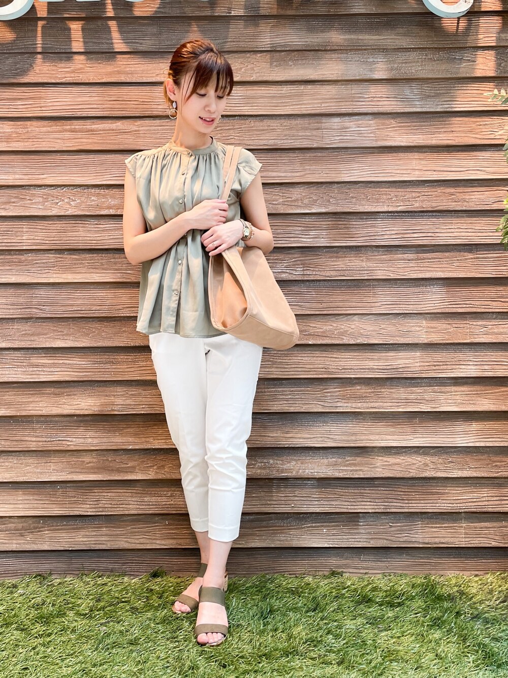 「これが私をアゲる服、プチプラコーデ、大人カジュアル、きれいめカジュアル、夏コーデ、サンダル、シューラルー、シューラルー(SHOO・LA・RUE)、白パンツ、ブラウス」｜「SHOO・LA・RUEの【五明祐子さん着用商品/SS-4L/3Dスキャン】サテンスティックパンツ（その他パンツ、ホワイト系）」を使った、hassssyさん（レディース・168cm）の春コーディネートの1枚目の写真
