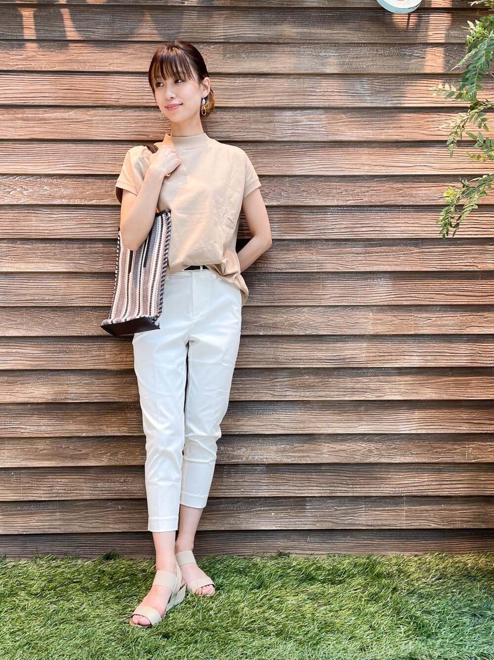 「シンプル、大人カジュアル、これが私をアゲる服、初夏コーデ、パンツスタイル、ホワイトパンツ、白パンツ、シューラルー、シューラルー(SHOO・LA・RUE)、オトナ女子」｜「SHOO・LA・RUEの【五明祐子さん着用商品/SS-4L/3Dスキャン】サテンスティックパンツ（その他パンツ、ホワイト系）」を使った、hassssyさん（レディース・168cm）の春コーディネートの1枚目の写真