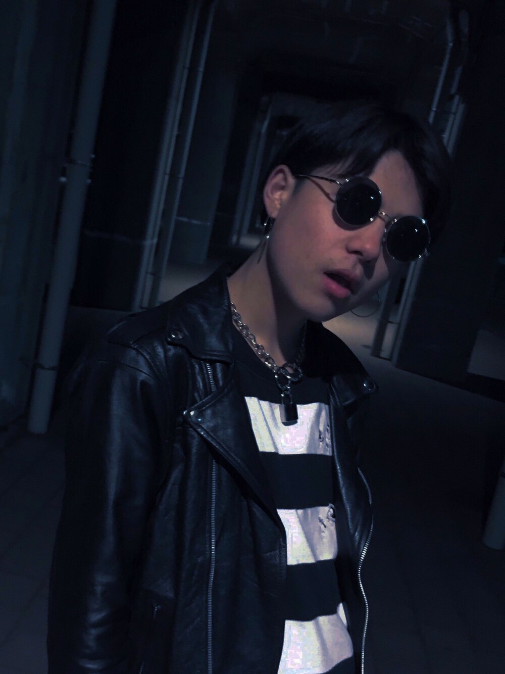 シルバー系のネックレスを着用したメンズの秋コーディネートの1枚目の写真