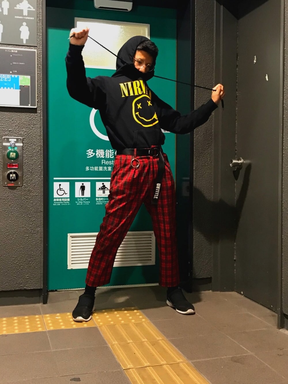 「NIRVANAのアイテム（パーカー、ブラック系）」を使った、payさん（メンズ・165cm）の秋コーディネートの1枚目の写真