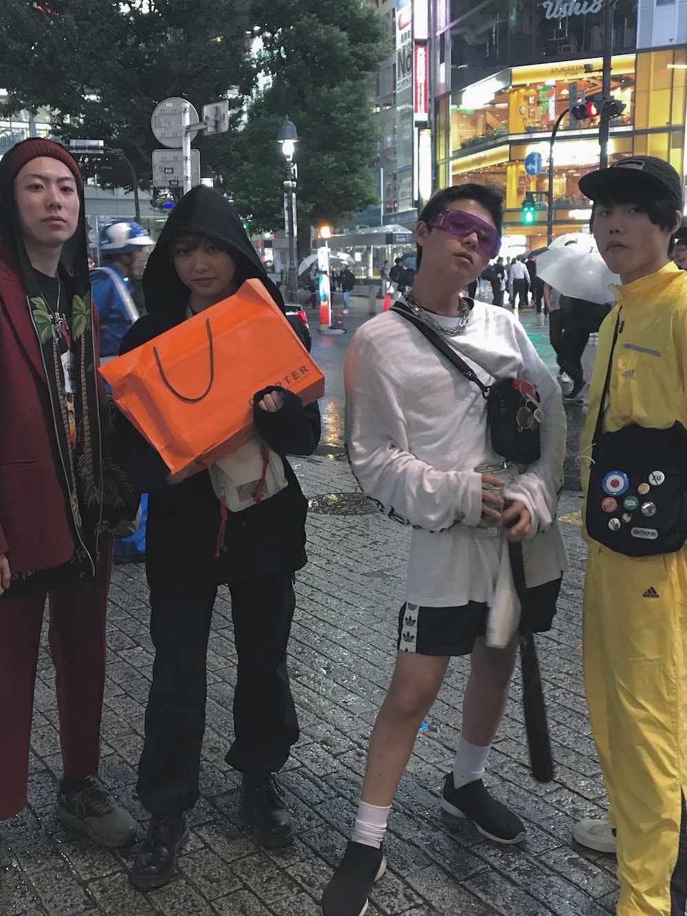 「adidas Originalsのアイテム（パンツ、ブラック系）」を使った、payさん（メンズ・165cm）の秋コーディネートの1枚目の写真