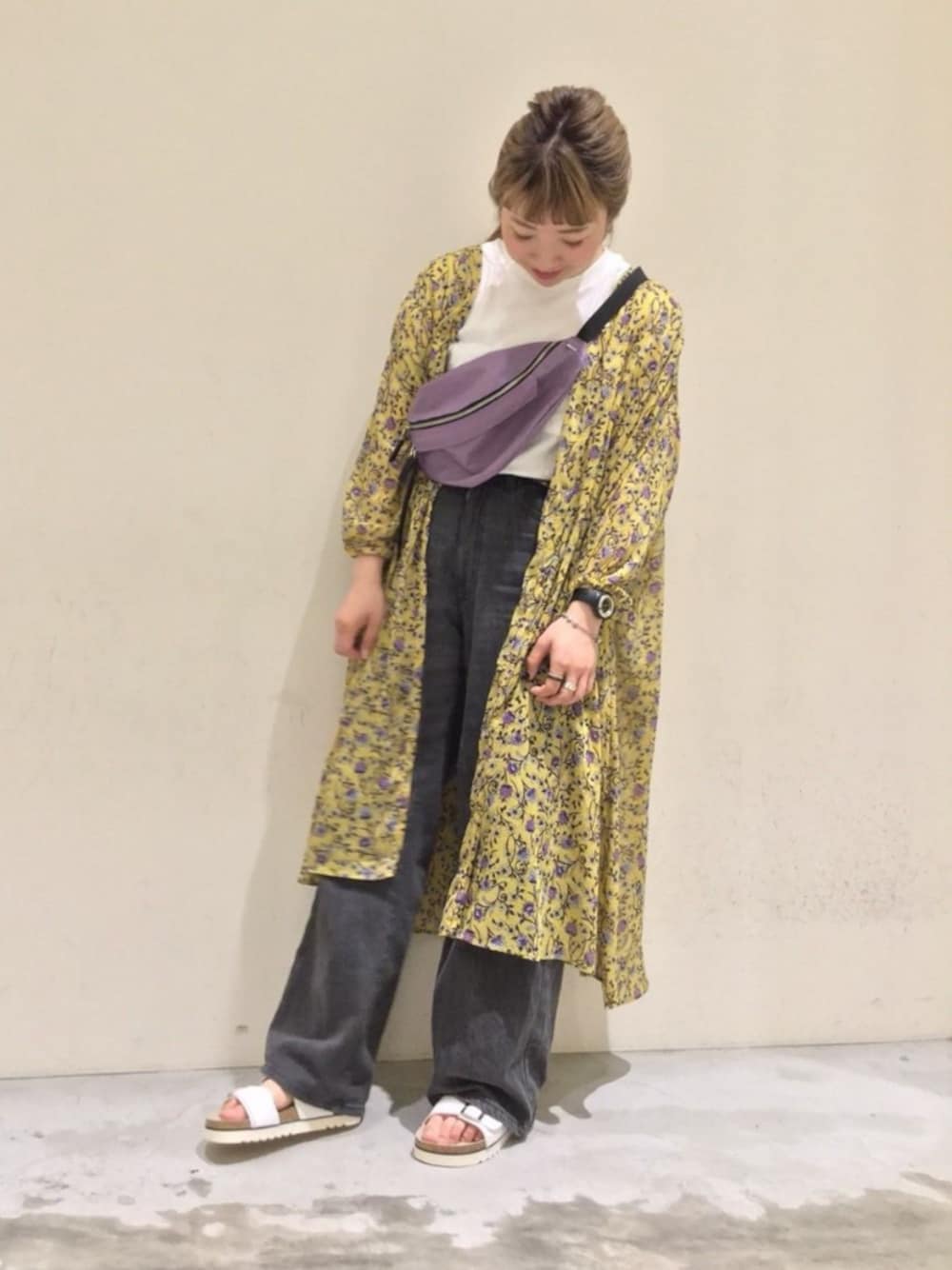 「デニムパンツ、オトナ女子、ボディバッグ、花柄、カジュアルコーデ、大人カジュアル、ウエストポーチ、niko and ...、ベルトサンダル、ロングワンピース」｜「niko and...のオリエンタル前開きワンピース（ワンピース、イエロー系）」を使った、とりぴぴさん（レディース・160cm）の夏コーディネートの1枚目の写真
