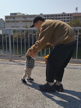 「OFF-WHITE」｜「アイテム（スウェット）」を使った、トビー目合あさん（メンズ・174cm）の春コーディネート