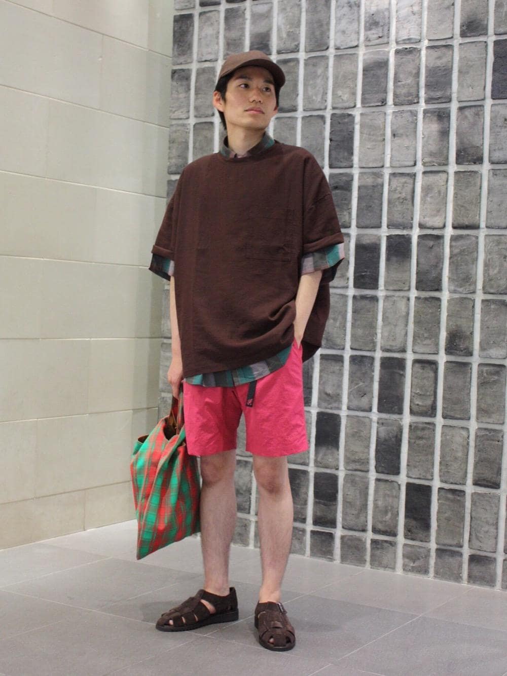 「UNITED ARROWSのUWSC C/L キャップ（キャップ、ブラウン系）」を使った、川口　哲平さん（メンズ・163cm）の夏コーディネートの1枚目の写真