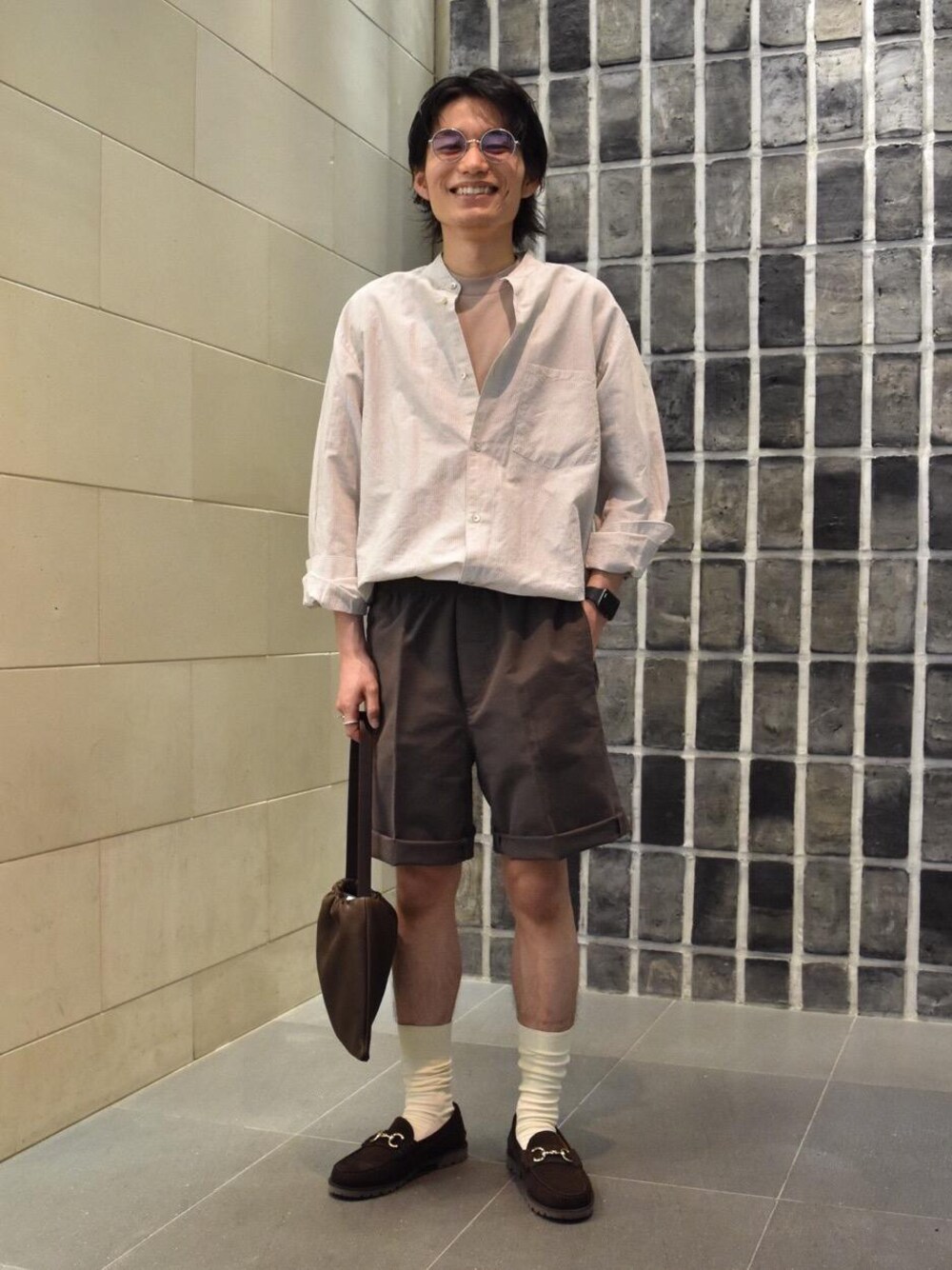 ブラウン系のローファー、ブラウン系のその他パンツ、ピンク系のTシャツ/カットソーを着用したメンズの春コーディネートの1枚目の写真