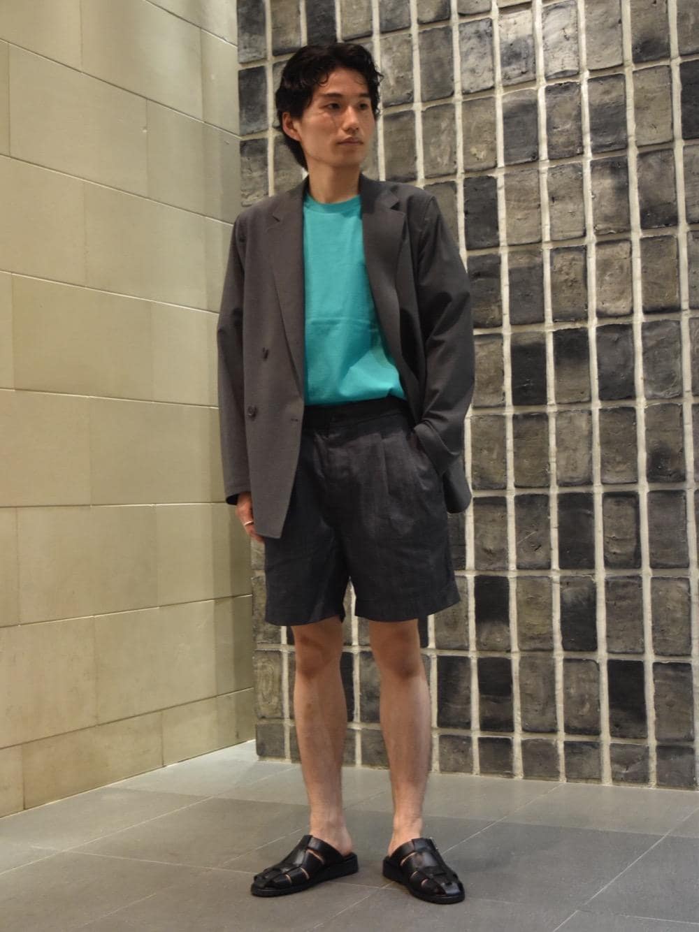 ブルー系のその他パンツ、グレー系のテーラードジャケット、グリーン系のTシャツ/カットソーを着用したメンズの夏コーディネートの1枚目の写真