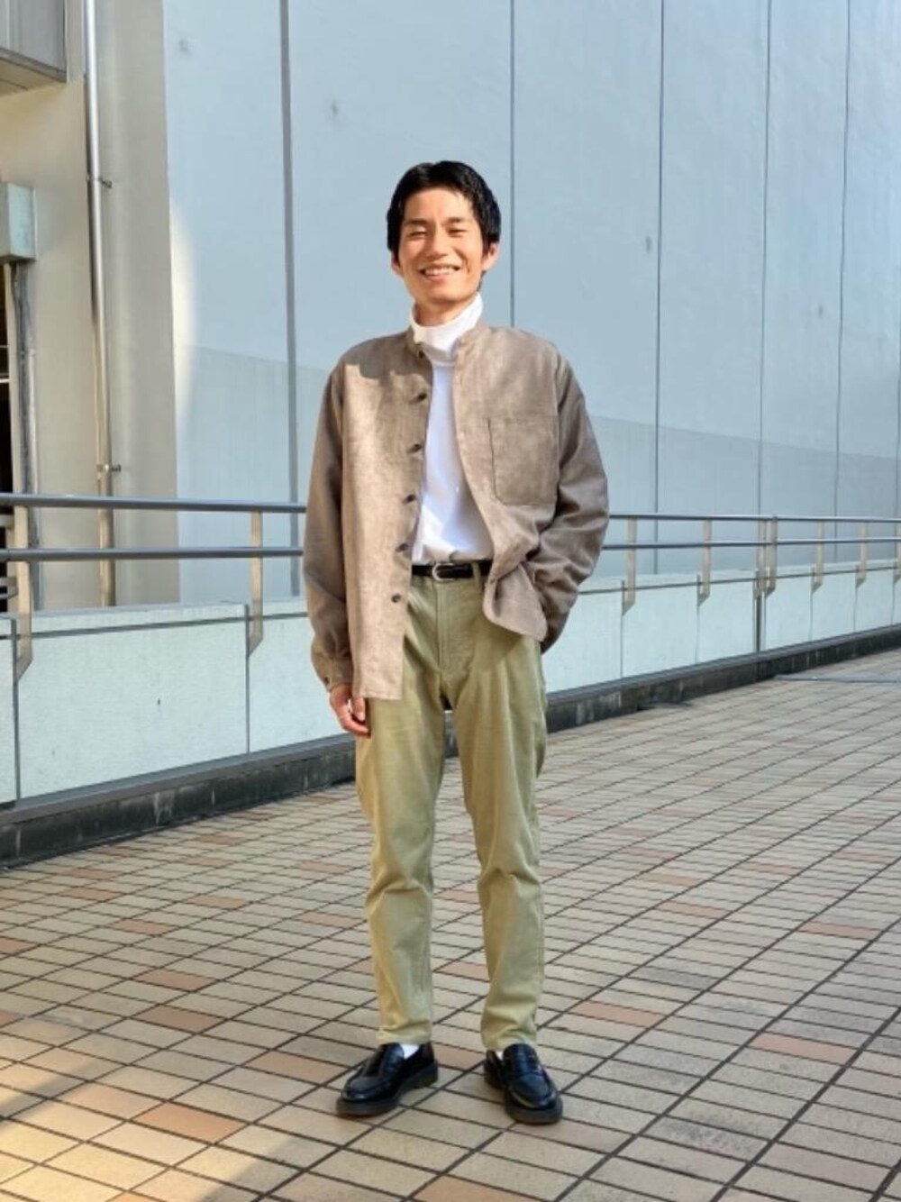 ベージュ系のシャツ/ブラウス、グリーン系のその他パンツを着用したメンズの秋コーディネートの1枚目の写真