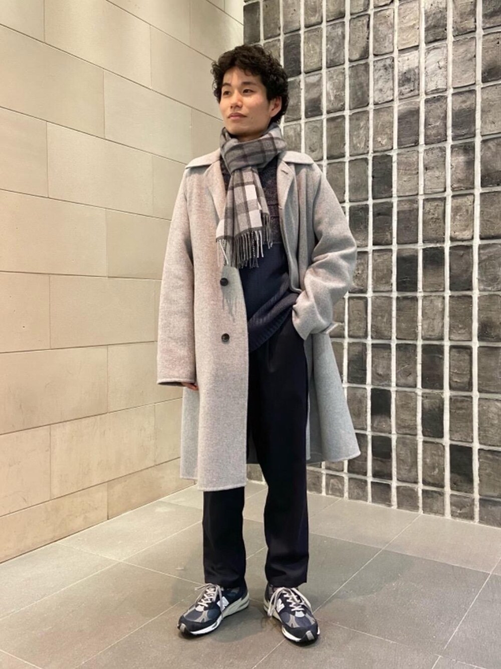 ブルー系のその他パンツ、グレー系のその他アウター、グレー系のニット/セーターを着用したメンズの冬コーディネートの1枚目の写真