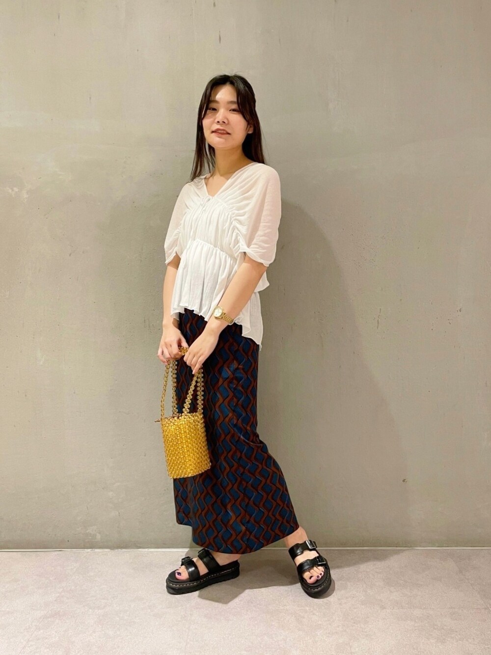「ラクチンコーデ、大人カジュアル、シアーシャツ、厚底サンダル、大人ガーリー、フリルブラウス」｜「MADEMOISELLE ROPE'の【インナー付き】シアーシャーリングギャザートップス（Tシャツ/カットソー、ホワイト系）」を使った、RIOさん（レディース・164cm）の夏コーディネートの1枚目の写真
