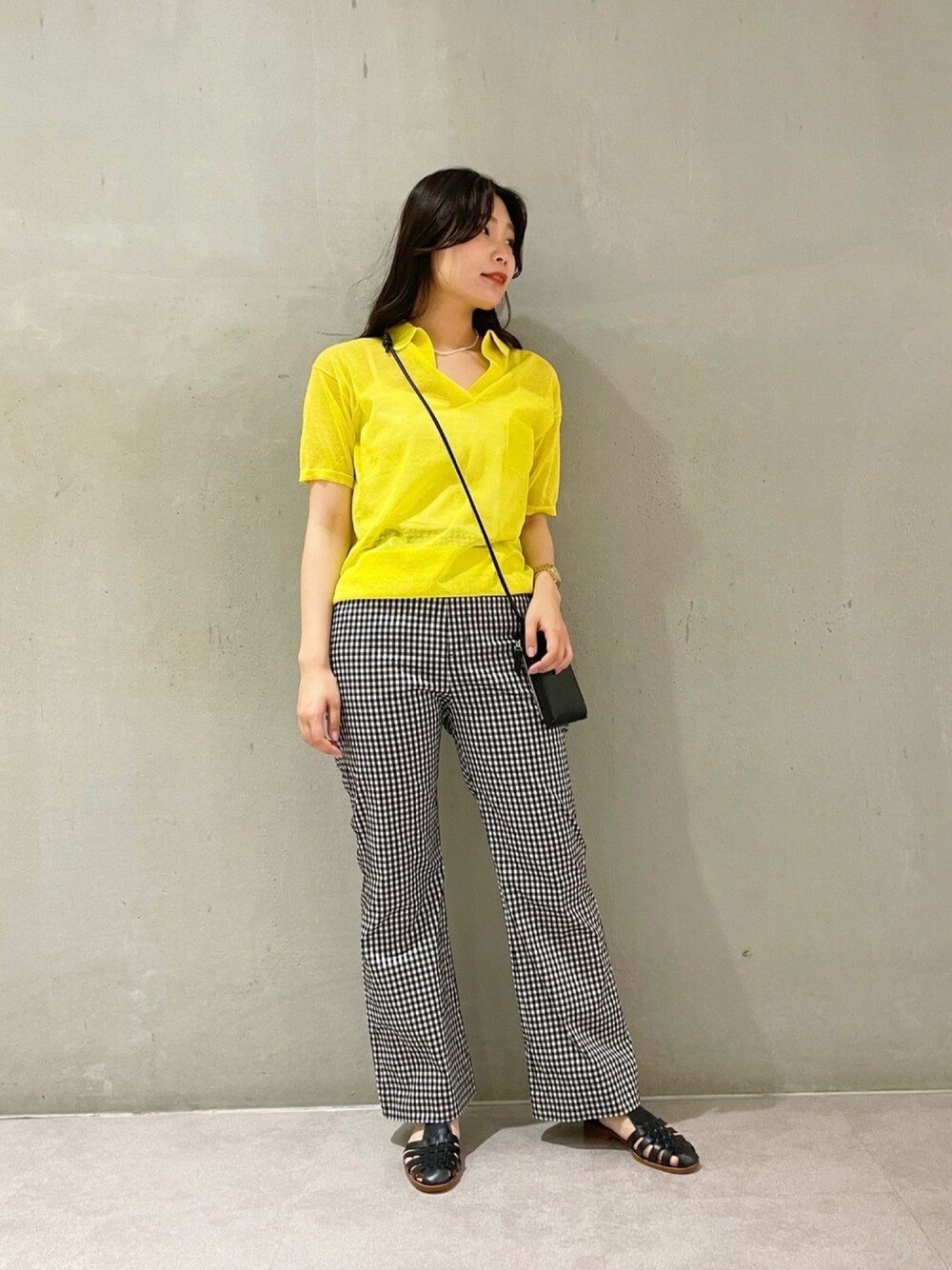 「休日スタイル、きれいめカジュアル、ootd、ギンガムチェック、ワンマイルウェア、シアーシャツ、ネオンカラー」｜「MADEMOISELLE ROPE'のギンガムチェックセミフレアパンツ（その他パンツ、ブラック系）」を使った、RIOさん（レディース・164cm）の夏コーディネートの1枚目の写真