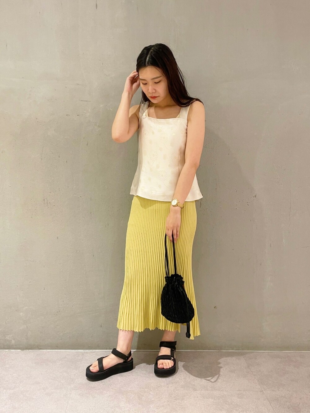 「大人カジュアル、スポーツサンダル、ネオンカラー、夏コーデ、ワンマイルウェア、ビタミンカラー」｜「MADEMOISELLE ROPE'の【TEAK for MADEMOISELLE】復刻別注フラワートップス（キャミソール、ゴールド系）」を使った、RIOさん（レディース・164cm）の夏コーディネートの1枚目の写真