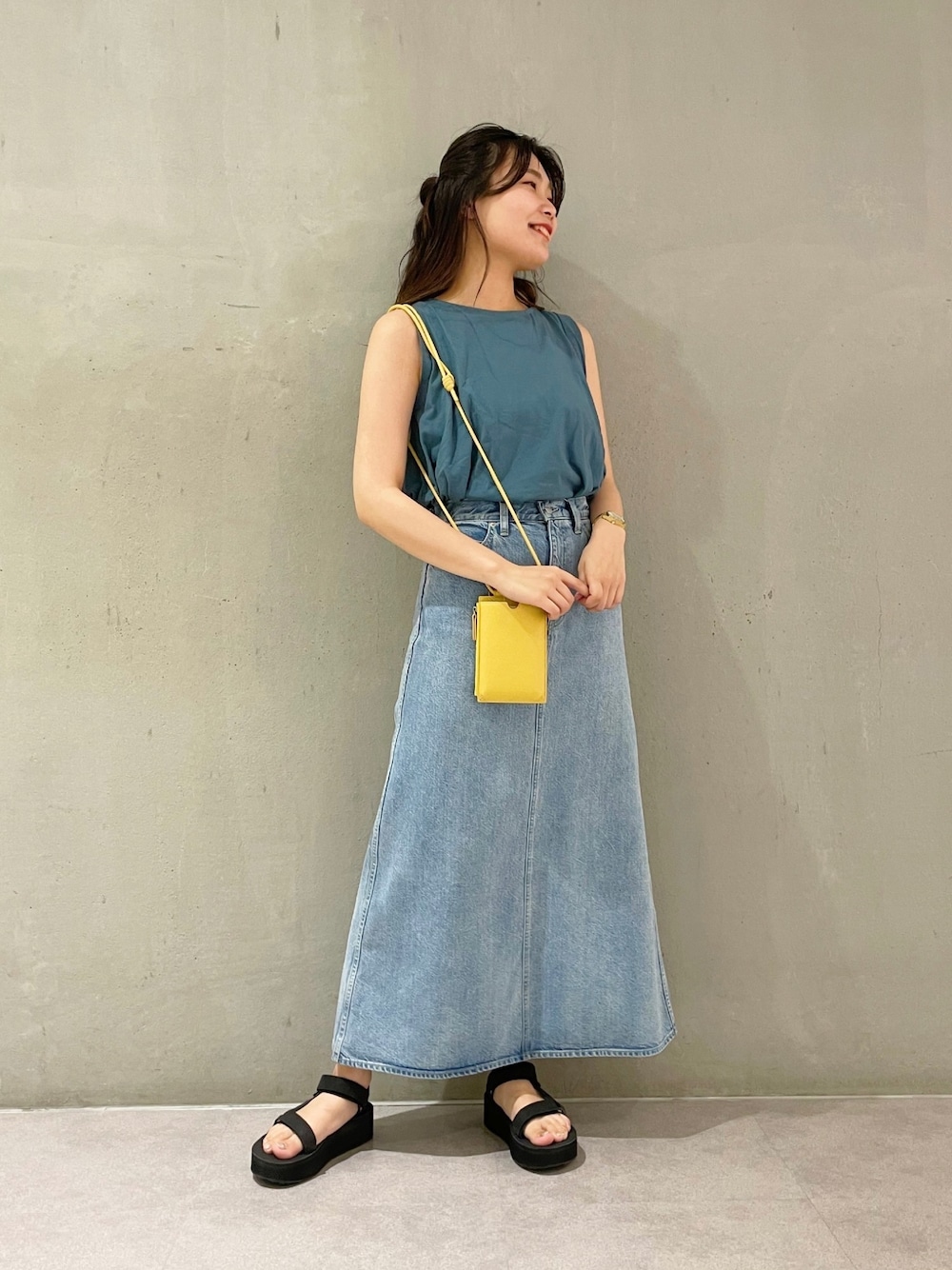 「teva、シンプルコーデ、オトナカジュアル、夏コーデ、ノースリーブ、きれいめカジュアル、ビタミンカラー、デニムスカート」｜「MADEMOISELLE ROPE'の【スマートフォン対応】スマートウォレットミニショルダーバッグ（ショルダーバッグ、イエロー系）」を使った、RIOさん（レディース・164cm）の夏コーディネートの1枚目の写真