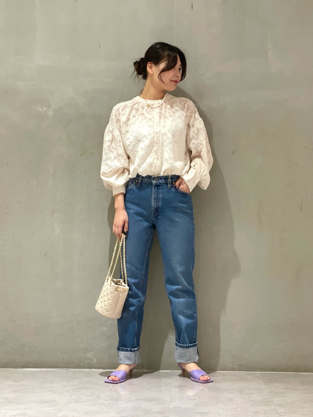 「大人カジュアル、ボリューム袖、秋トレンド2021、シンプルコーデ、きれいめカジュアル」｜「MADEMOISELLE ROPE'の【秋まで使える】【一部WEB限定】バックリボンフラワーシアーブラウス（シャツ/ブラウス、ホワイト系）」を使った、RIOさん（レディース・164cm）の夏コーディネートの1枚目の写真