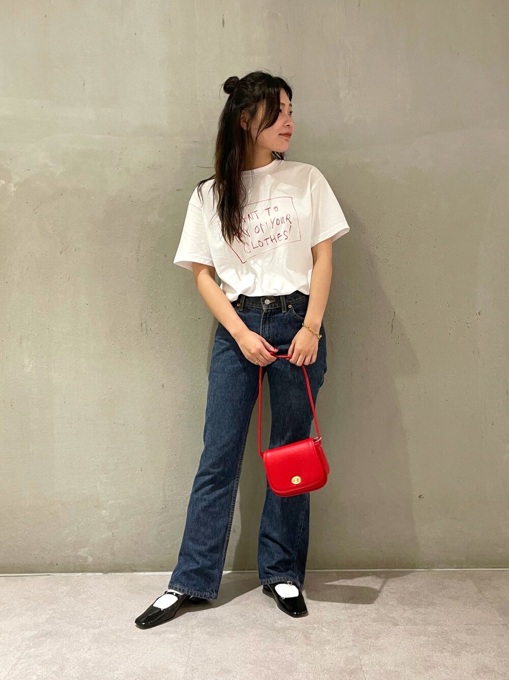 「大人カジュアル、秋トレンド2021、秋先取りコーデ、プリントT、ストリート、シンプルコーデ、スクエアトゥ、デニム」｜「MADEMOISELLE ROPE'の【TODAY edition for MADEMOISELLE】メッセージTシャツ（Tシャツ/カットソー、ホワイト系）」を使った、RIOさん（レディース・164cm）の夏コーディネートの1枚目の写真