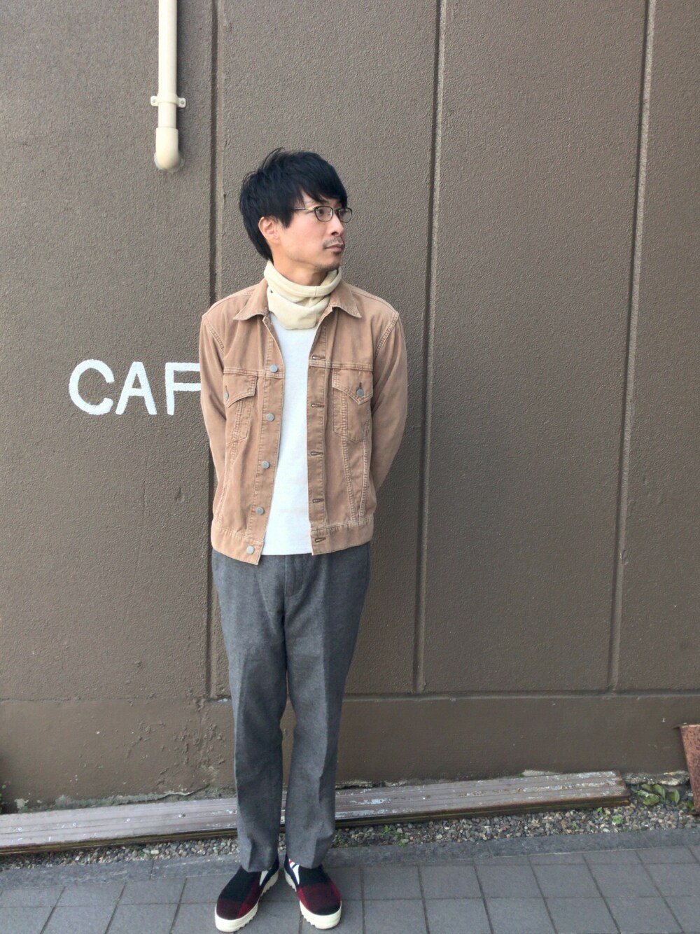 「正月、ヘアカット、シンプルコーデ、オトナカジュアル、休日スタイル、スニーカー、春コーデ」｜「REMI RELIEFのアイテム（ライダースジャケット、ブラウン系）」を使った、白川透さん（メンズ・175cm）の冬コーディネートの1枚目の写真