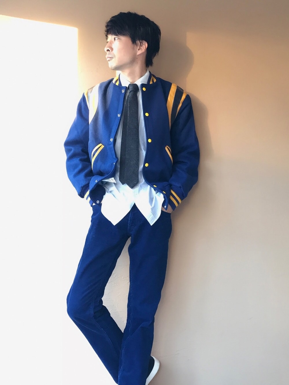 「スタジャン、ブルゾン、シンプル、ootd、スポーツミックス、ネクタイ、オトナカジュアル、大人カジュアル」｜「UNIQLOのMEN オックスフォードスリムフィットシャツ（長袖）＋（シャツ/ブラウス、ブルー系）」を使った、白川透さん（メンズ・175cm）の冬コーディネートの1枚目の写真