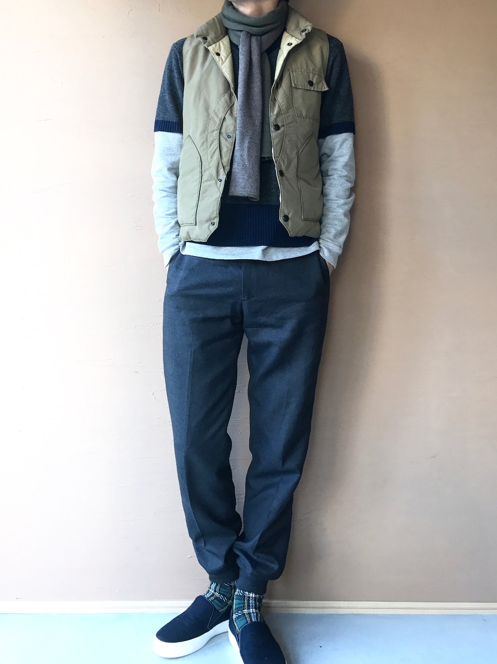 「レイヤードスタイル、ダウンベスト、ニット、ハイネック、ZARA、streetstyle、きれいめカジュアル、オトナカジュアル」｜「WOOLRICHのアイテム（ダウンベスト、グリーン系）」を使った、白川透さん（メンズ・175cm）の冬コーディネートの1枚目の写真