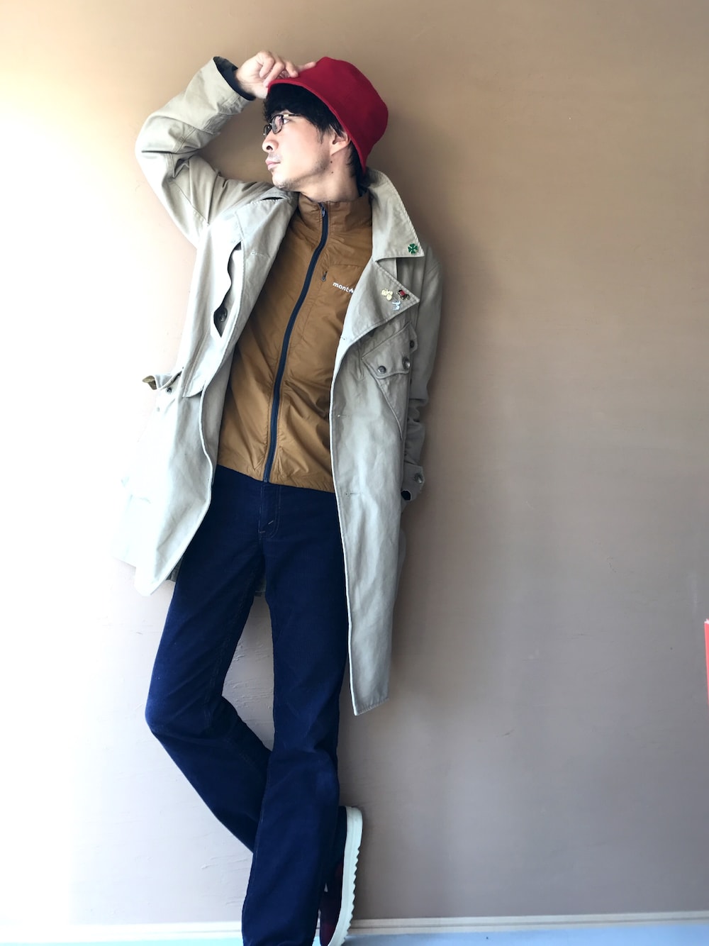 「モッズコート、ハット、赤い帽子、マウンテンパーカー、ザラ、ZARA、リーバイス、コーデュロイパンツ、シンプルコーデ、オトナカジュアル」｜「Engineered Garmentsのアイテム（トレンチコート、ブラウン系）」を使った、白川透さん（メンズ・175cm）の冬コーディネートの1枚目の写真