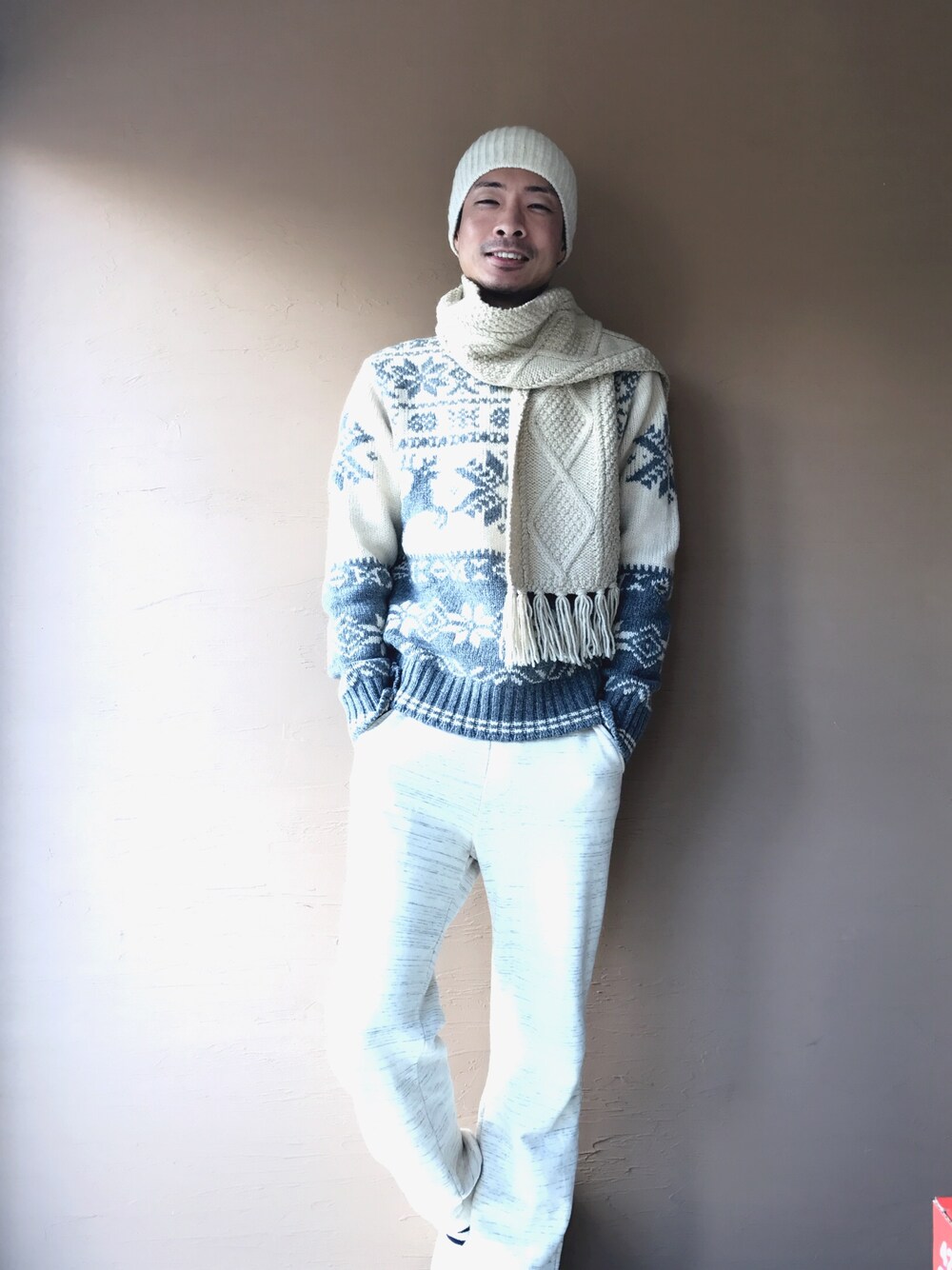 「マフラー、スリッポン、ニット、ホワイトコーデ、ホワイトパンツ、ニット帽、ビーニー、シンプルコーデ、きれいめカジュアル」｜「BEAMS PLUSのBEAMS PLUS / カシミヤリブワッチキャップ（ニットキャップ/ビーニー、ホワイト系）」を使った、白川透さん（メンズ・175cm）の冬コーディネートの1枚目の写真