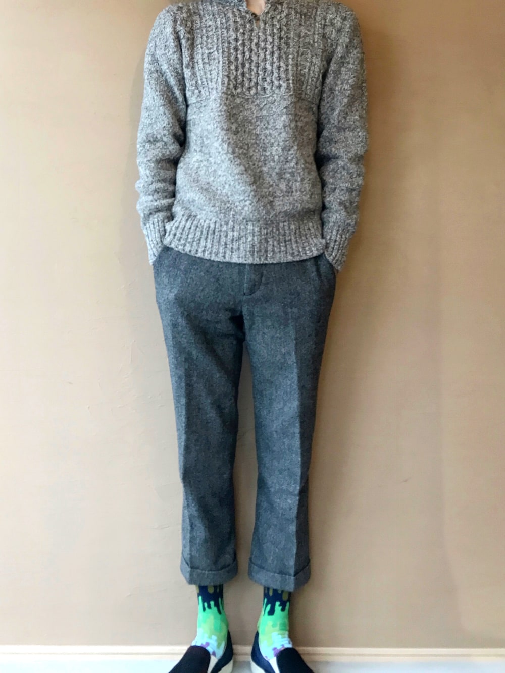 「カジュアルコーデ、大人カジュアル、キレイめ、ニット、ツィードパンツ、ソックスコーデ、七分丈パンツ」｜「UNIQLOのアイテム（スラックス、グレー系）」を使った、白川透さん（メンズ・175cm）の冬コーディネートの1枚目の写真