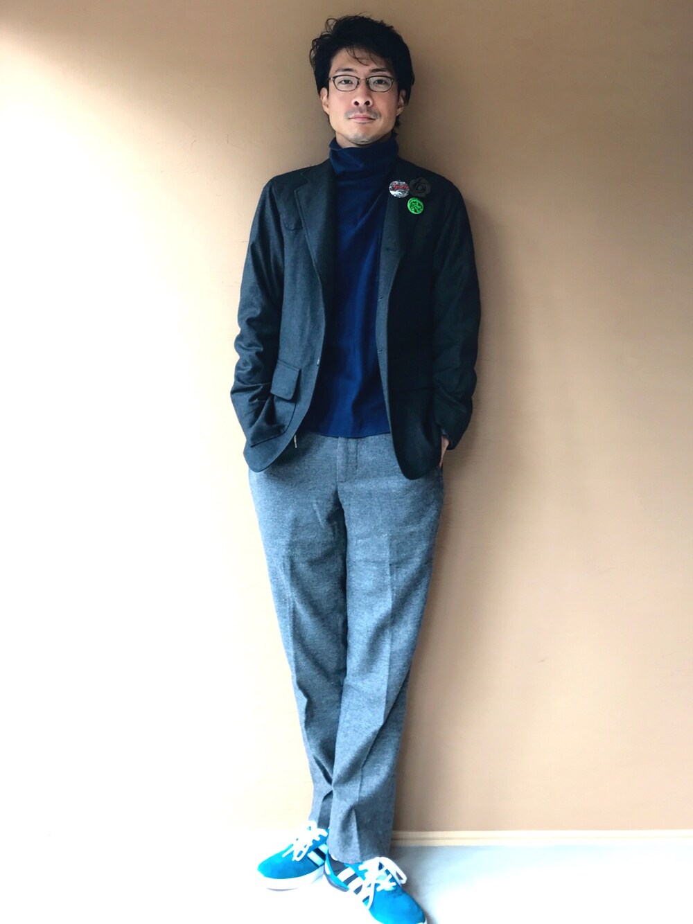 「ネイビー、ハイネック、タートルネック、フランネル、スケータースタイル、ジャケット、シンプル、きれいめカジュアル、スラックス」｜「adidasのアイテム（スニーカー、パープル系）」を使った、白川透さん（メンズ・175cm）の冬コーディネートの1枚目の写真