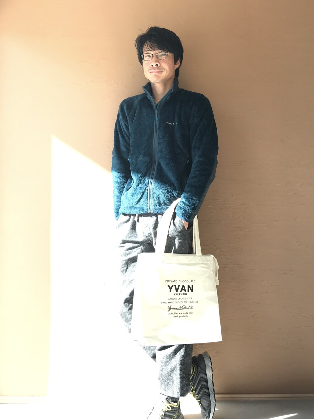 「エコバッグ、トレーナー、アウトドアスタイル、シンプルコーデ、カジュアル、大人コーデ、ゆるコーデ、ワイドパンツ」｜「mont-bellのアイテム（ブルゾン、ブルー系）」を使った、白川透さん（メンズ・175cm）の冬コーディネートの1枚目の写真
