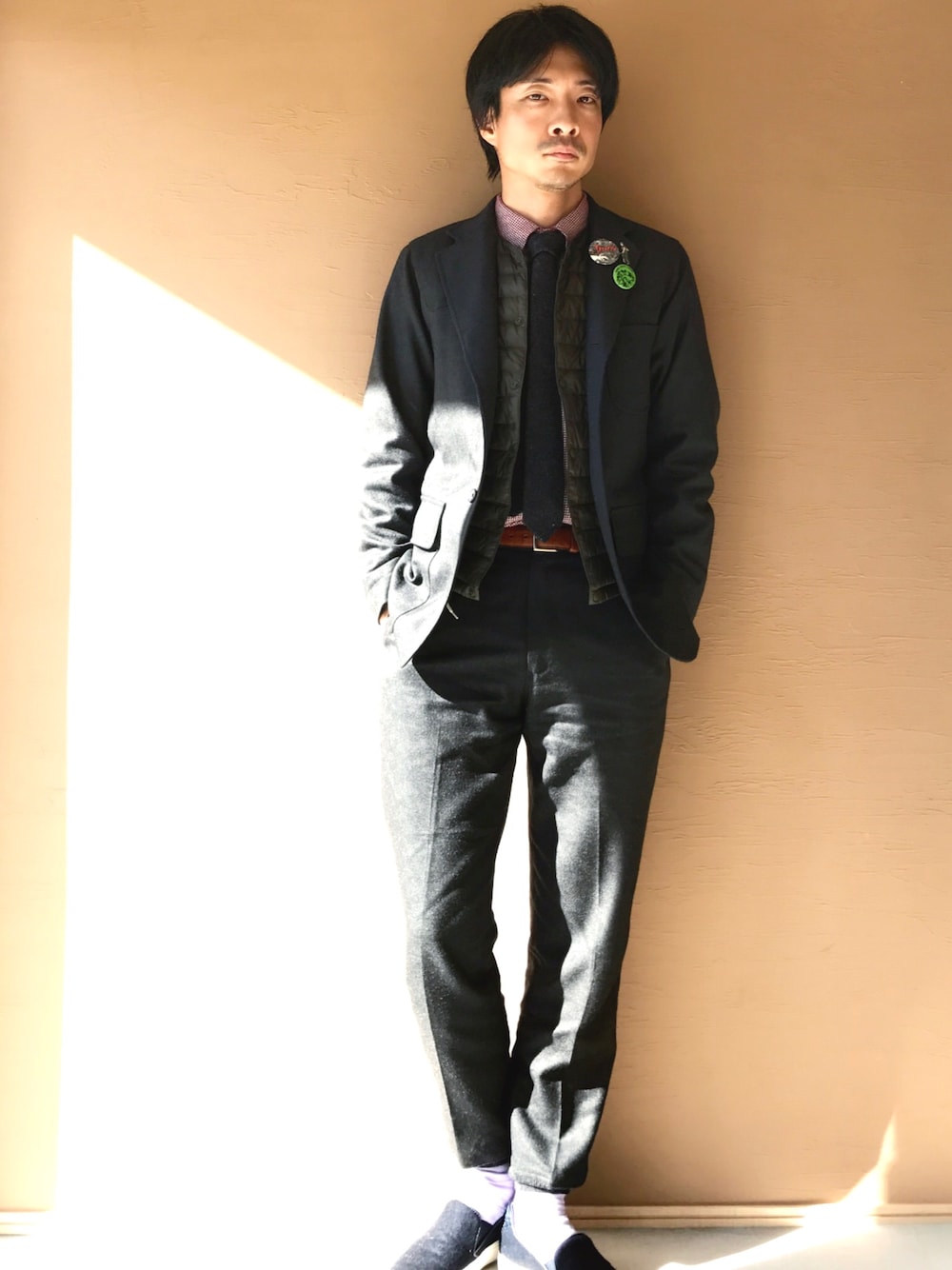 「ZARA、キレイめ、大人コーデ、ブラック、カーキ」｜「ZARA radysのアイテム（スニーカー、パープル系）」を使った、白川透さん（メンズ・175cm）の冬コーディネートの1枚目の写真