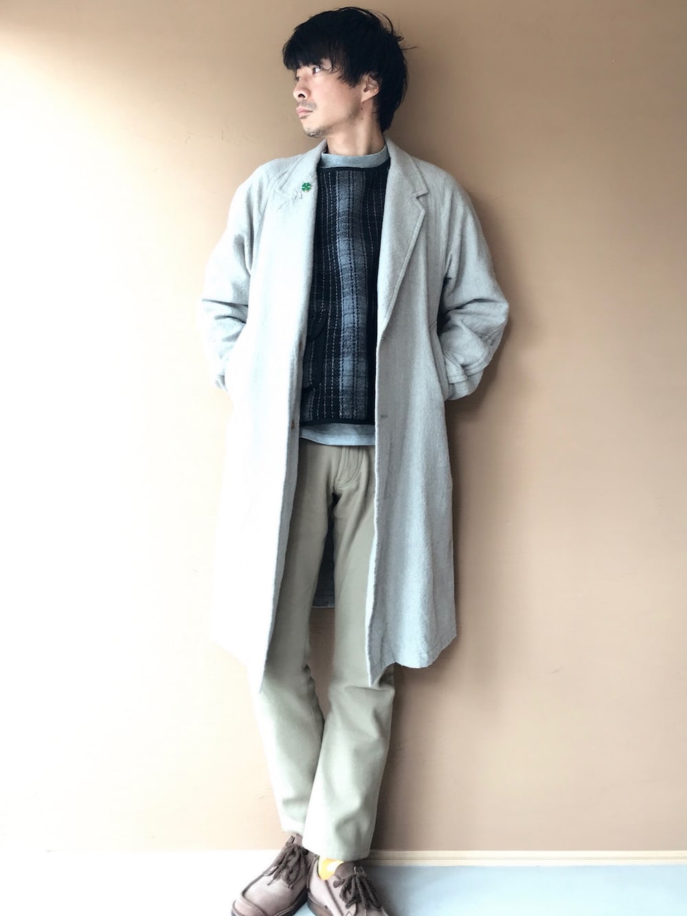 「はるコーデ、大人コーデ、レイヤードスタイル、タートルネック、ベスト」｜「BEAMS PLUSのBEAMS PLUS / 天竺 ハイネック カットソー（Tシャツ/カットソー、グレー系）」を使った、白川透さん（メンズ・175cm）の冬コーディネートの1枚目の写真